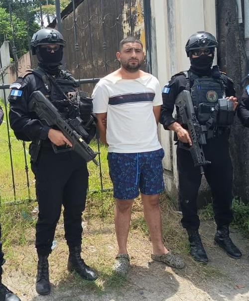 El detenido es identificado como Kelvin David Berón Ramírez. (Foto: PNC)