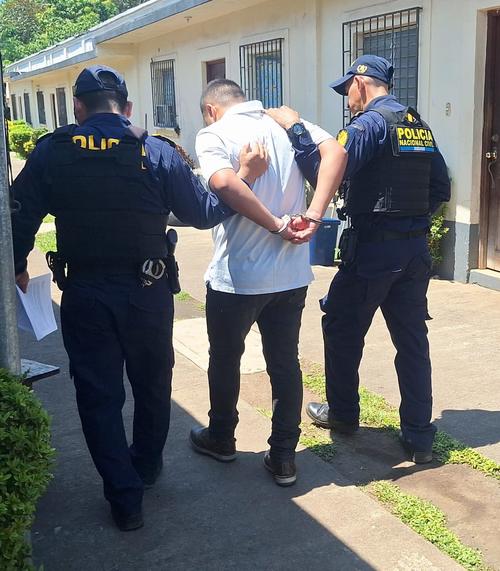 El capturado fue identificado como Ángel Julio Oxon Juárez, alias “Pinolito”. (Foto: PNC)