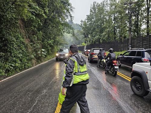 Agentes de la PMT trabajaron durante horas para liberar el tránsito. (Foto: Edwards Morales/Colaborador)