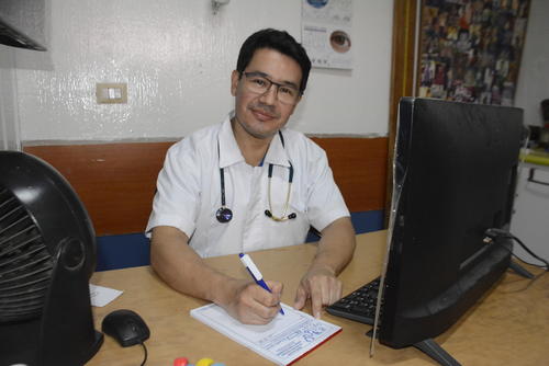 El pediatra Santizo Quan cuenta con 21 años de experiencia médica. (Foto: Manuel Peralta/Colaborador)
