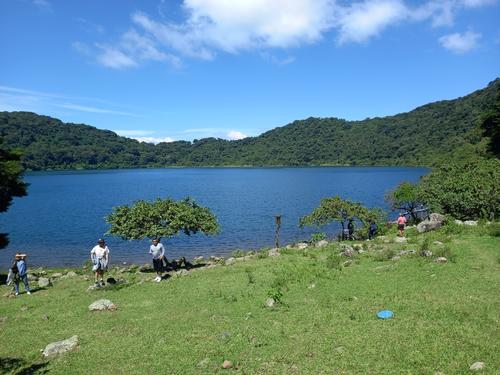 Los turistas llegan a bañarse a la laguna que suele ser de color turquesa y de agua fría. (Foto: Juan Carlos Aquino/Colaborador)