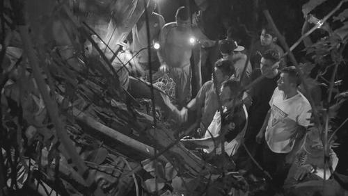 Cuerpos de socorro y vecinos apoyaron para extraer a las víctimas picop. (Foto: Bomberos Voluntarios)