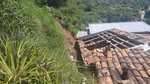 Deslizamientos han provocado daños materiales en viviendas. (Foto: Conred)