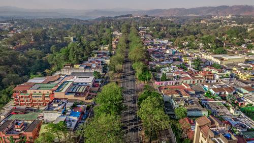 Vista aérea de la avenida Simeón Cañas, un lugar lleno de espacios para compartir en familia. (Foto: Skycrapercity Guatemala)