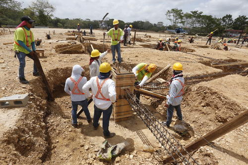 Las horas más pesadas para trabajar son las cercanas al medio día, la temperatura puede llegar a los 41 grados. (Foto: Jorge Senté)
