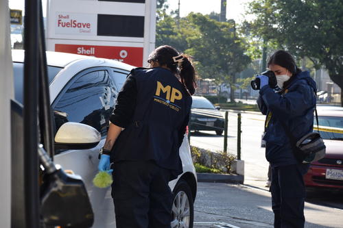 Los técnicos documentan con fotografías el lugar en donde encontraron las huellas, luego aplican polvos especiales para poder verlas. (Foto: Archivo)