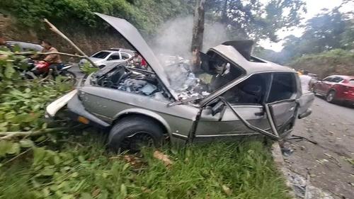 El conductor perdió el control de su carro y se estampó contra los árboles. (Foto: Bomberos Municipales de Chinautla)