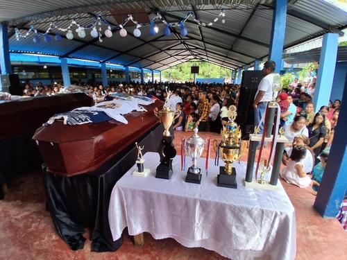 Junto al féretro de la hija mayor fueron colocados los trofeos que ganó al destacar jugando voleibol. (Foto: Irma Tzi/Nuestro Diario)