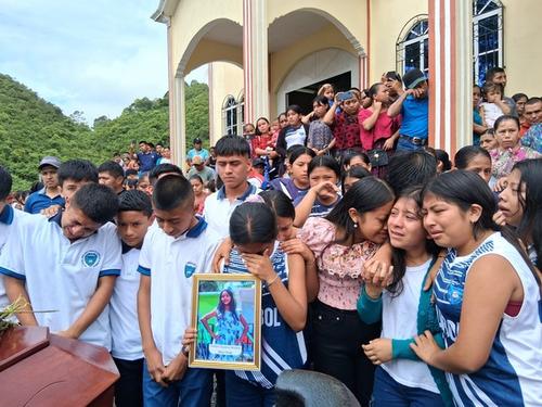 Momentos de dolor vivieron los compañeros de Daylin Dayana Mishell, cuando los féretros fueron trasladados al cementerio local. (Foto: Irma Tzi/Nuestro Diario)