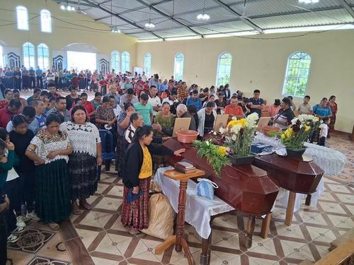 Consternada, la comunidad participó en las honras fúnebres. (Foto Irma Tzi)