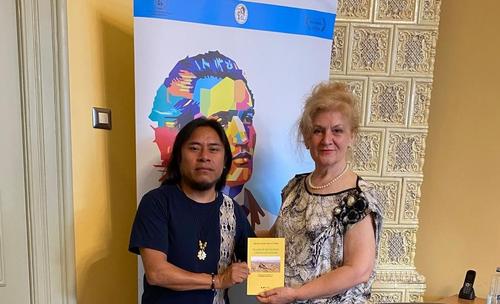 Carmen Bulzan, directora de la editorial Kult, presenta el libro de poesía traducido al rumano. (Foto: Carlos Sotz/Colaborador)