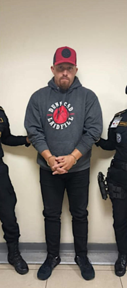 El estadounidense Anthony Michel Rivas, fue detenido en el área de inspección del Aeropuerto Internacional la Aurora. (Foto: Jorge Sente/Nuestro Diario)