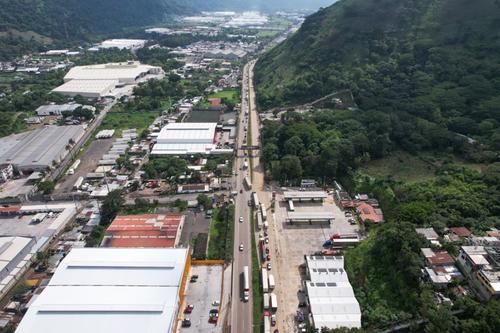 El tránsito sigue lento a pesar del carril auxiliar que se habilitó debido a la emergencia producida. (Foto: Wilder López/colaborador)
