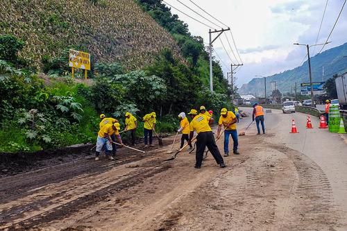 Personal de Covial se encuentra trabajando en apoyo de la limpieza del material del deslave. (Foto: Covial)