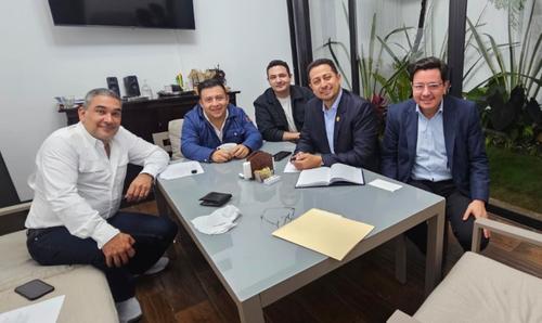 El 16 de septiembre, trascendió la segunda fotografía del grupo que se estaría consolidando en el Congreso y en ella aparece el presidente de ese organismo, Nery Ramos. (Foto: Cortesía)