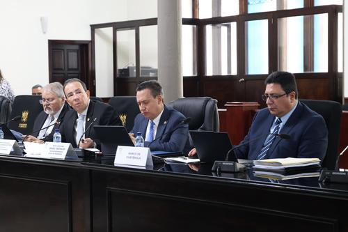 Álvaro González Ricci, presidente del Banguat, (segundo de izquierda a derecha) se refirió a las proyecciones macroeconómicas del país. (Foto: Congreso)