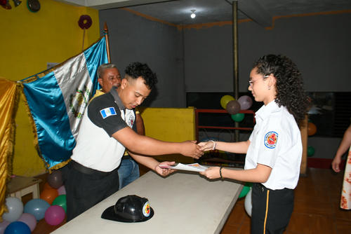Dentro de los conocimientos a certificar están los de los bomberos. (Foto: cortesía Henry López)