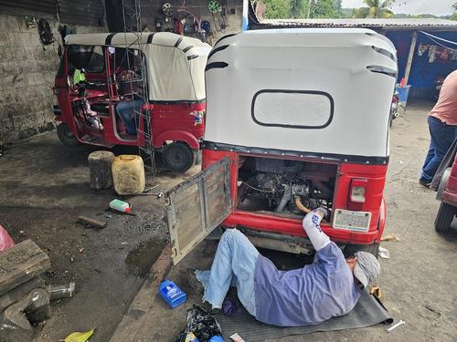 El cambio de aceite es importante para el tuctuc, indicó Eddy González. (Foto: Ángel Cucuj/Colaborador)