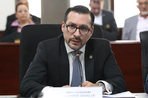 Werner Ovalle, titular de la SAT, informó cómo se dividirían los fondos que recibiría el Estado mediante la recaudación de impuestos en 2026. (Foto: Congreso)