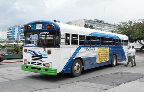 Un bus de la ruta 267 porta una manta con un mensaje hacia el Gobierno. (Foto: Wilder López/Soy502)