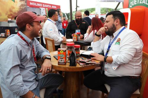 Las citas de negocios, conversaciones y relaciones entre los participantes, forman parte de las oportunidades que ofrece la Manufexport. (Foto: Agexport/Soy502)