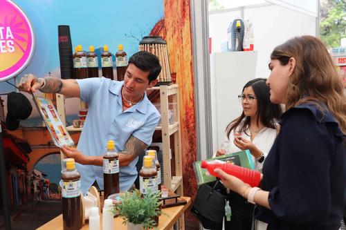 Los asistentes pueden interactuar con los expositores de productos en la Manufexport. (Foto: Agexport/Soy502)