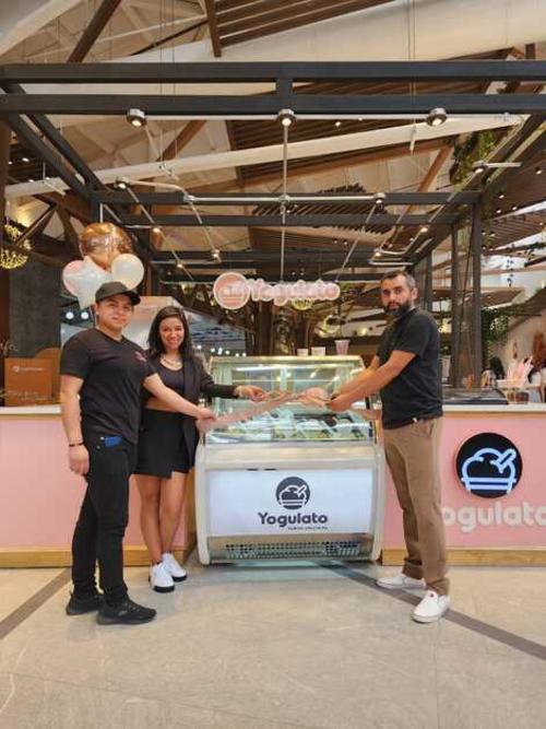 El emprendedor chimalteco celebra el crecimiento de su negocio junto a sus empleados en distintos departamentos. (Foto: Roberto Ruiz/Colaborador)