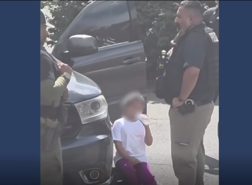 Los policías retuvieron a la menor de edad que padece de autismo por unos momentos. (Foto: Telemundo)