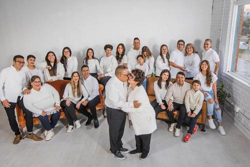 Los hermanos Morales, miembros de Miel San Marcos, comparten en familia. (Foto: Miel San Marcos)