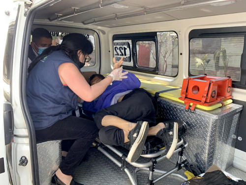 En zona 12 de la capital se rescató a un adulto mayor que no podía moverse por un golpe en la espalda. (Foto: PGN)