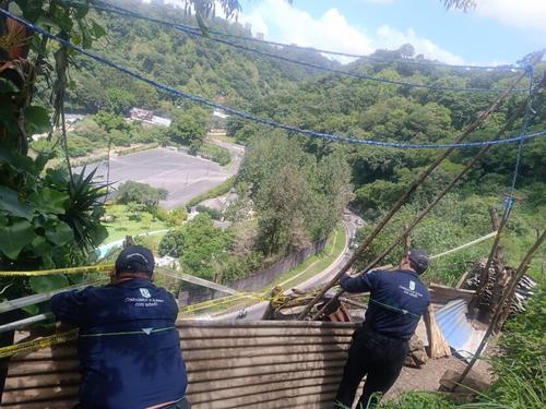 Autoridades municipales colocan barreras para restringir el paso. (Foto: Edwards Morales/Colaborador)