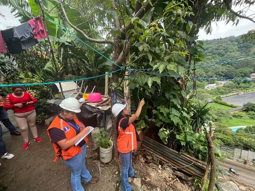 Autoridades de la Conred revisan la estabilidad del terreno después de lluvias intensas. (Foto: Edwards Morales/Colaborador)