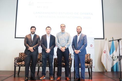 Expositores de los últimos resultados del informe de demanda y oferta habitacional vigente para 2025. (Foto: CGC/Soy502)