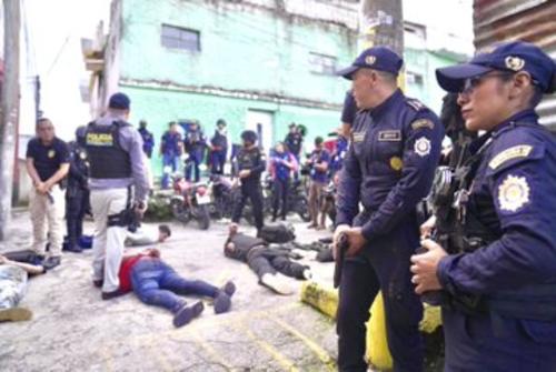 Durante el operativo se incautaron varias armas de fuego, municiones y droga. (Foto: PNC) 
