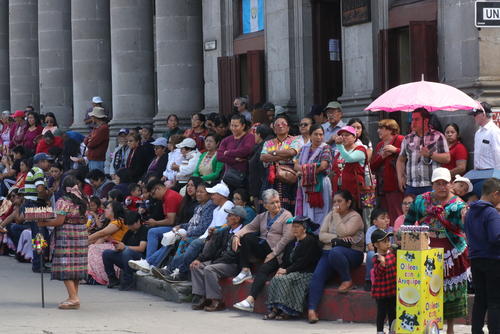 Cientos de vecinos esperaron para observar el paso de la Virgen del Rosario. (Foto: Oswaldo Cop/Colaborador)
