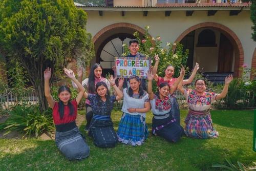 Futuras profesionales reciben apoyo de Progresa. (Foto: cortesía Progresa)