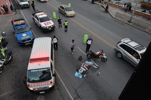 Tras colisionar con un camión de basura, el conductor perdió la vida. (Foto: Bomberos Voluntarios)