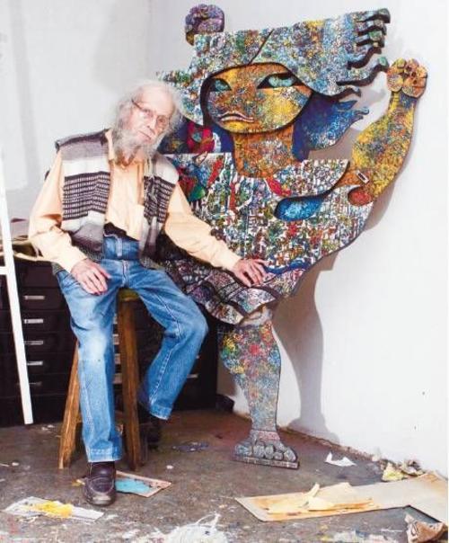 Efraín Recinos, con una obra que forma parte de su serie de "Guatemalitas". (Foto: Archivo)