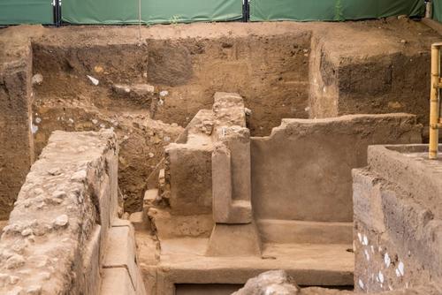 El cuidadoso trabajo de conservación realizado por el restaurador del “Proyecto Rescatando Kaminaljuyu”. (Foto: Ministerio de Cultura y Deportes)