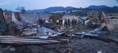 Elementos bomberiles realizan búsqueda de más personas en el lugar. (Foto: Eunise Valdez / colaboradora)