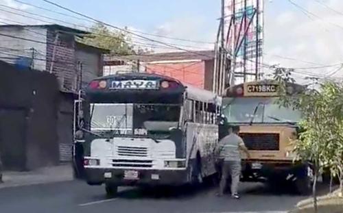 Conductor de bus se enfrentó a otro chofer en el Anillo Periférico. (Foto: José Pos)
