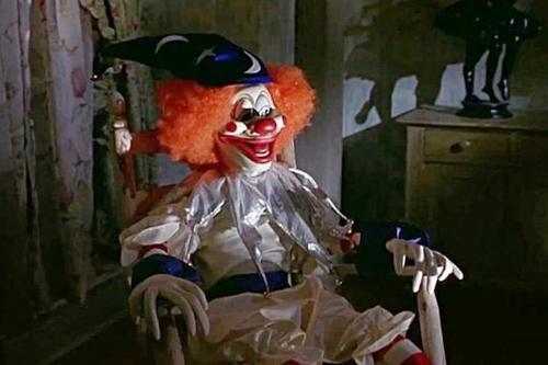 El actor chileno conserva en su casa al payaso original de "Poltergeist". (Foto: X)