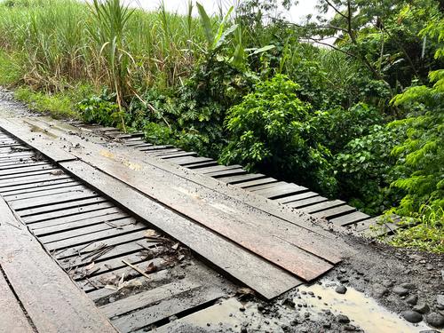 Al pasar por este puente, una de las llantas se deslizó. (Foto: Nuestro Diario)