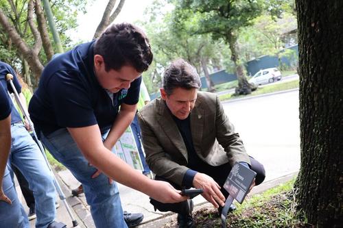 El alcalde Ricardo Quiñónez visitó el proyecto que llevan a cabo los jóvenes. (Foto: cortesía Municipalidad de Guatemala)