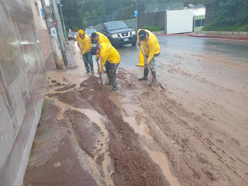 El alcalde de Santa Catarina Pinula envió a su personal a realizar labores de limpieza en las áreas afectadas. (Foto: Sebastian Siero)