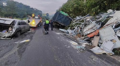 Un carro particular resultó dañado como consecuencia de este percance. 