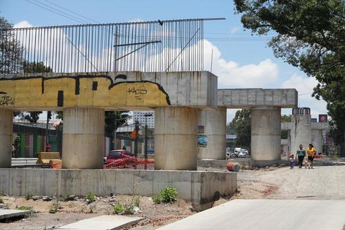 Algunas de las estructuras del paso a desnivel han sido vandalizadas, debido a que quedaron abandonadas. (Foto: Wilder López/Soy502)