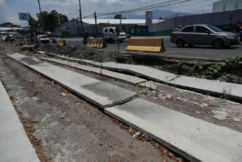 Planchas de cemento que se colocaron en el suelo y forman parte de la obra están dañadas. (Foto: Wilder López/Soy502)