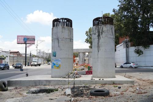 El paso a desnivel que está inconcluso se ubica en la 53 calle de la avenida Petapa; su avance no superó el 41%. (Foto: Wilder López/Soy502)