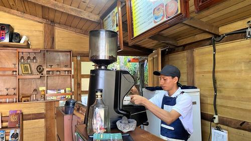 Disfrutar la preparación del café local es una de las razones para visitar el establecimiento. (Foto: Carlos Sotz/Colaborador)